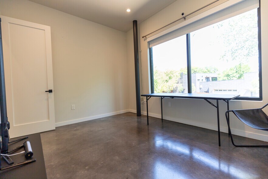 More Photos Of 4770 Iberia Ave, Dallas Showroom For Sale