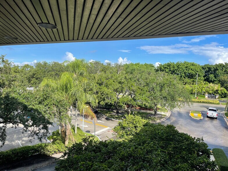 More Photos Of 1040 Weston Rd, Weston Medical For Lease
