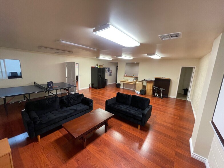 More Photos Of 19410-19420 Business Center Dr, Northridge Warehouse For Lease