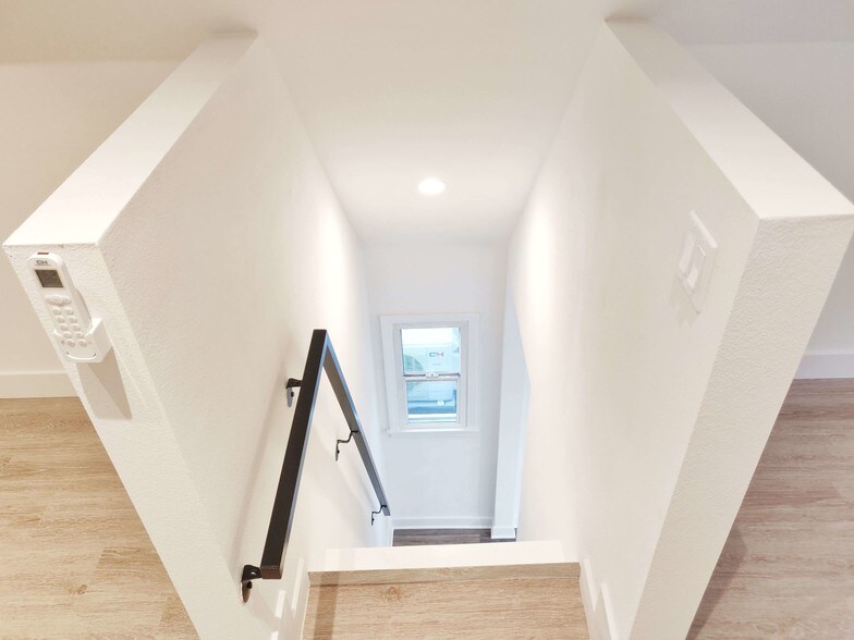 More Photos Of 537 N Orange Dr, Los Angeles Apartments For Sale