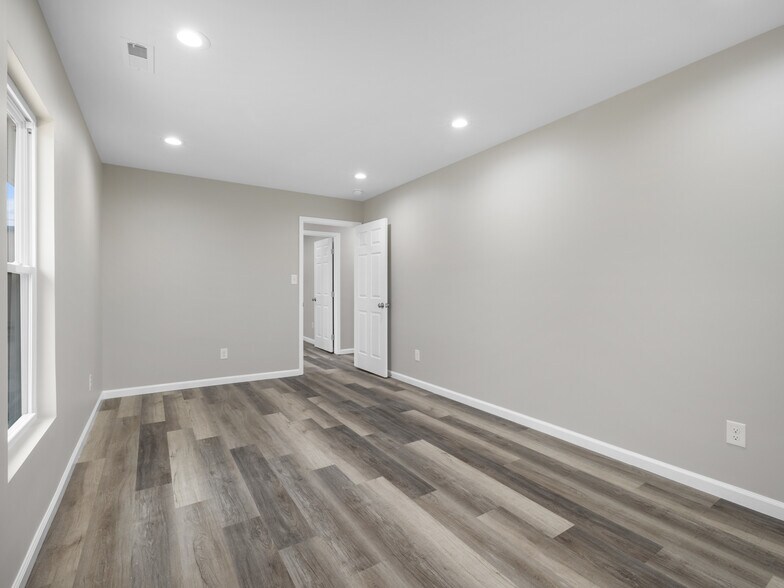 More Photos Of 3261 New Bern Hwy, Jacksonville Light Distribution For Lease