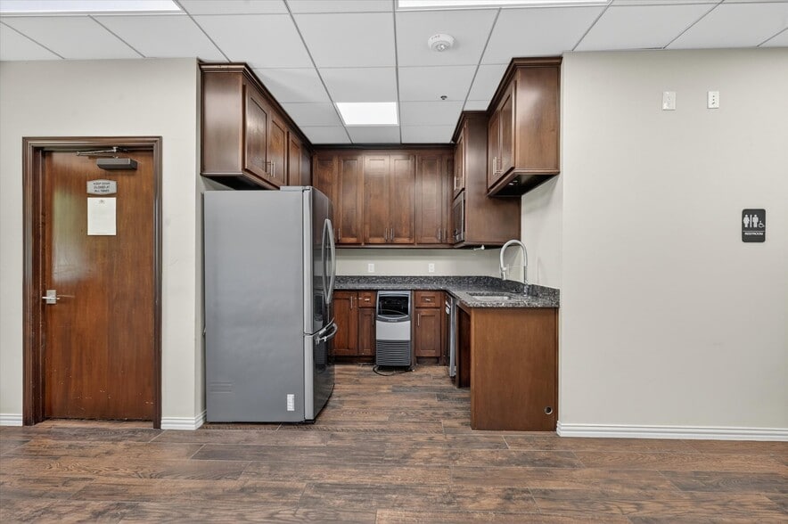More Photos Of 6200 Stone Hill Farms Pky, Flower Mound Loft Creative Space For Lease