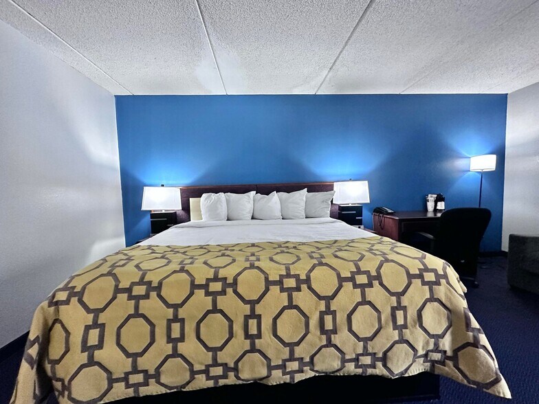 More Photos Of 2075 Highway 192 W, London Hotel For Sale