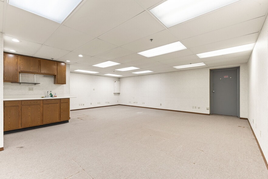 More Photos Of 2575 N Hamline Ave, Roseville Office For Sale