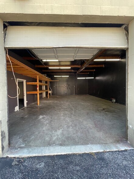 More Photos Of 20620-20622 Superior St, Chatsworth Warehouse For Lease