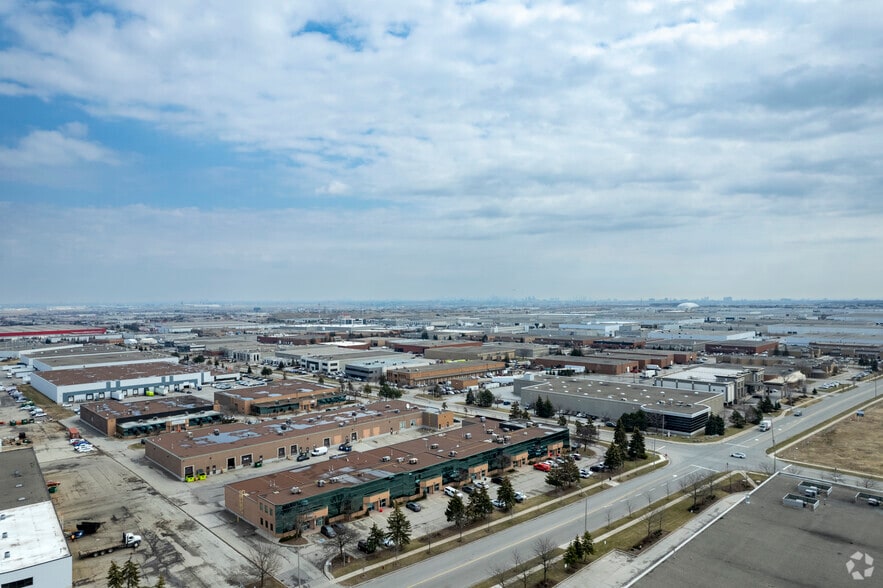 More Photos Of 151 Superior Blvd, Mississauga Warehouse For Lease