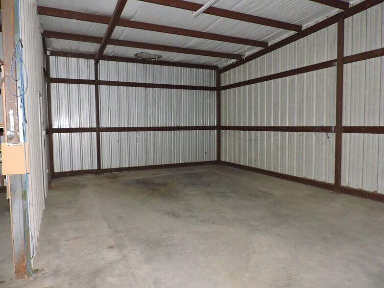 More Photos Of 920 W Mason St, Mabank Manufacturing For Sale