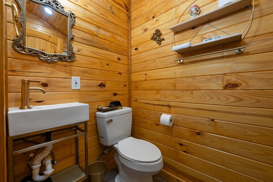 More Photos Of 212 Co 413 rd, Spicewood Hotel For Sale