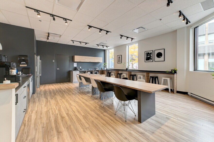 More Photos Of 50 Rue Saint-Charles O, Longueuil Medical For Lease