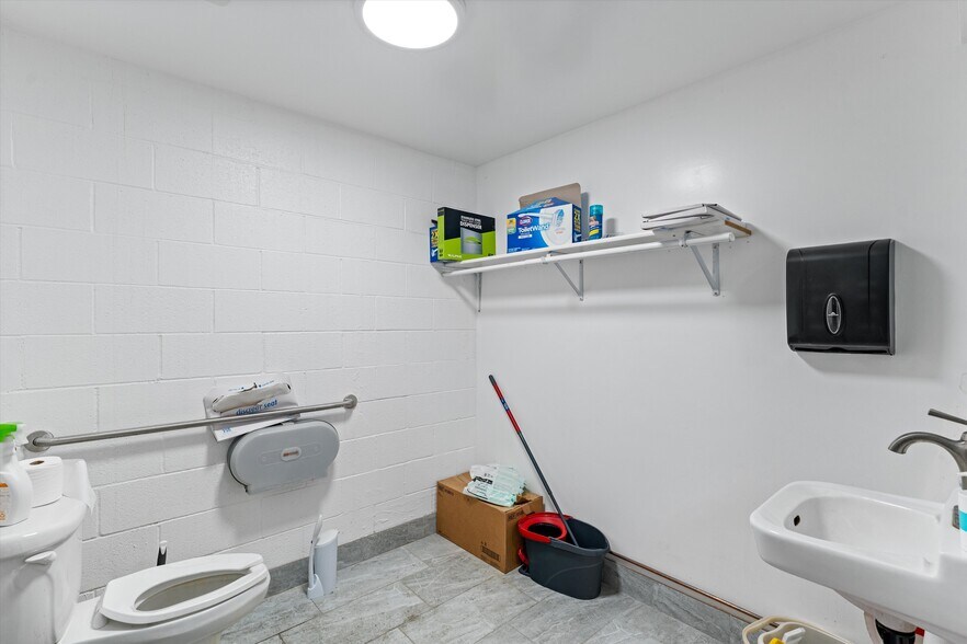 More Photos Of 500 E Willow St, Long Beach General Retail For Sale