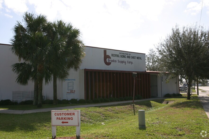 More Photos Of 2809 S Harbor City Blvd, Melbourne Warehouse For Lease