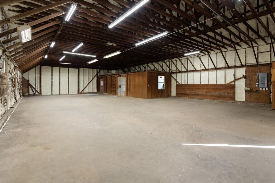 More Photos Of 816 E Main St, Whitesboro Warehouse For Lease