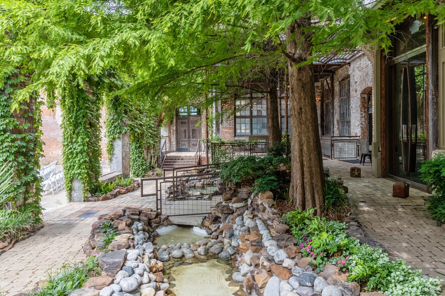 More Photos Of 610 Elm St, McKinney Loft Creative Space For Lease