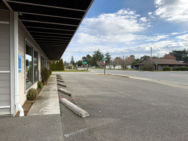 More Photos Of 805 US-101, Bandon General Retail For Sale