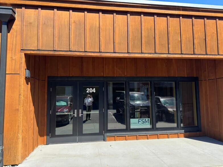 More Photos Of 202 E Historic Columbia River Hwy, Troutdale Storefront Retail Office For Lease