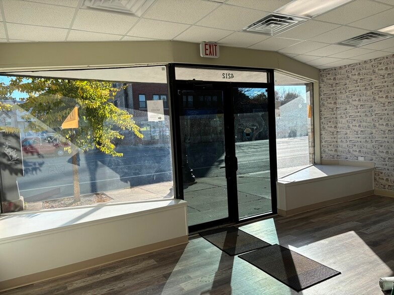 More Photos Of 4212 W Irving Park Rd, Chicago Office For Sale