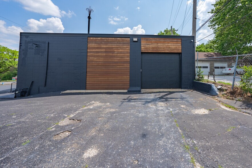 More Photos Of 5900 Troost Ave, Kansas City Showroom For Lease