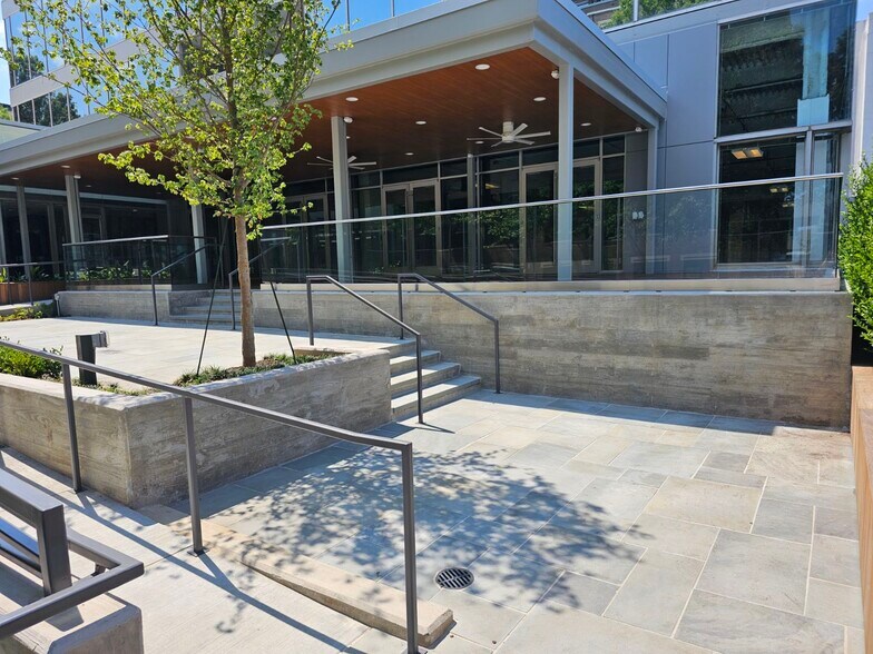 More Photos Of 1 W Court Sq, Decatur Office For Lease
