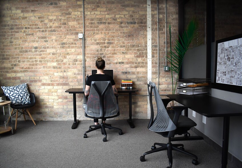 More Photos Of 3033-3035 N Clark St, Chicago Office For Sale