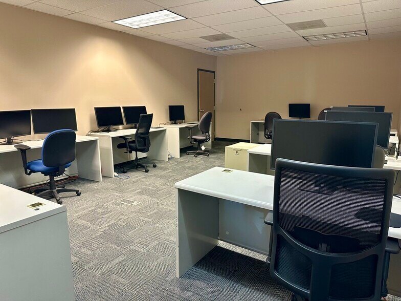 More Photos Of 2121 SW Chelsea Dr, Topeka Flex For Sale