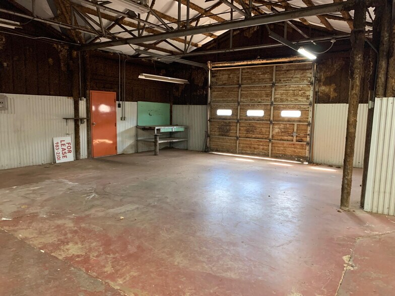 More Photos Of 820 S Commerce St, Kilgore Flex For Lease
