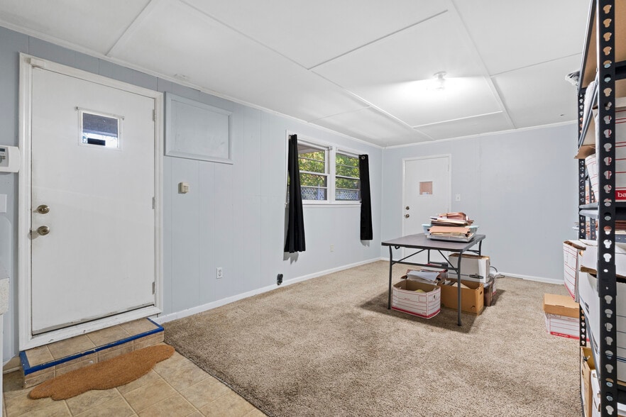 More Photos Of 104 Round Knob Rd, Lexington Office For Sale