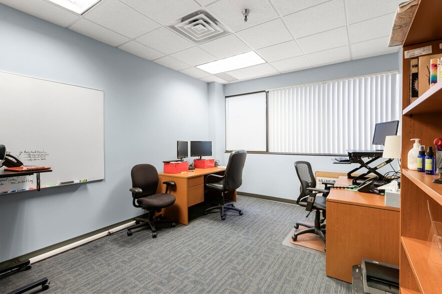 More Photos Of 501-617 Travelers Trl, Burnsville Research And Development For Lease