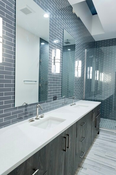 More Photos Of 22 E Elm St, Chicago Storefront Retail Office For Sale