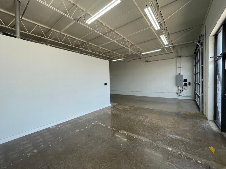 More Photos Of 4829 Gretna St, Dallas Industrial For Lease