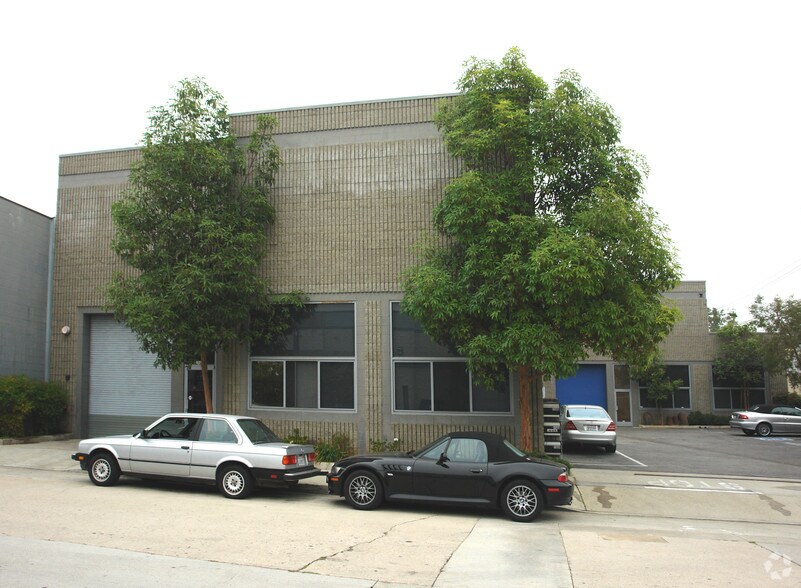 More Photos Of 1500-1506 Railroad St, Glendale Warehouse For Lease
