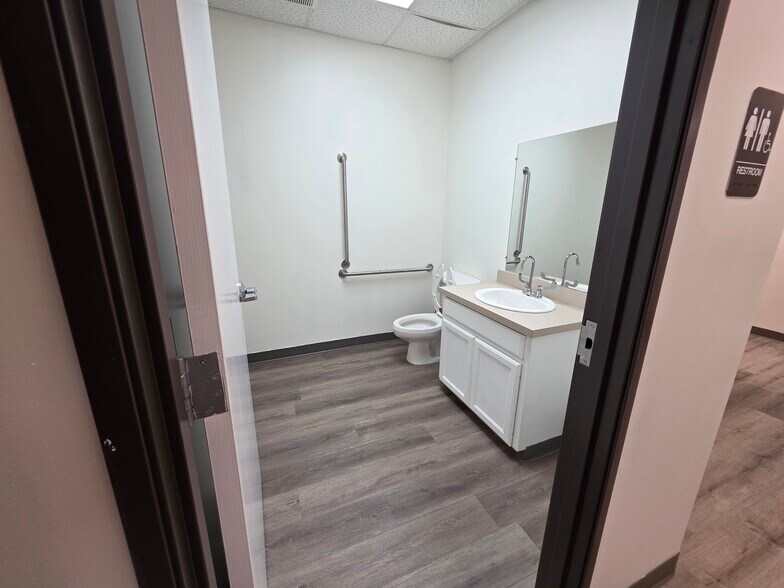 More Photos Of 5601-5605 Virginia Pky, McKinney Medical For Lease