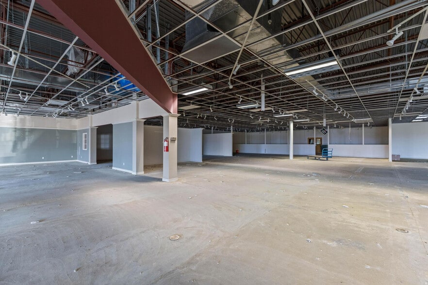 More Photos Of 1670 S Highway 165, Providence Storefront For Sale