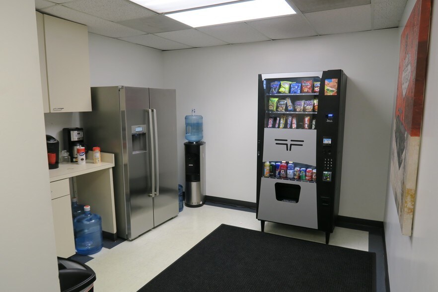 More Photos Of 5829 Beverly Hill St, Houston Warehouse For Lease