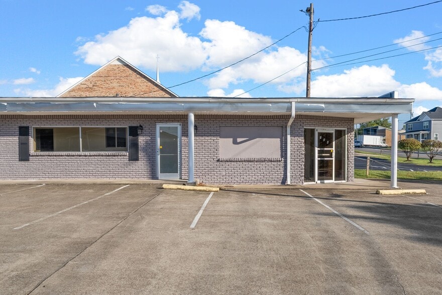 More Photos Of 124 10th St, Clarksville Flex For Sale