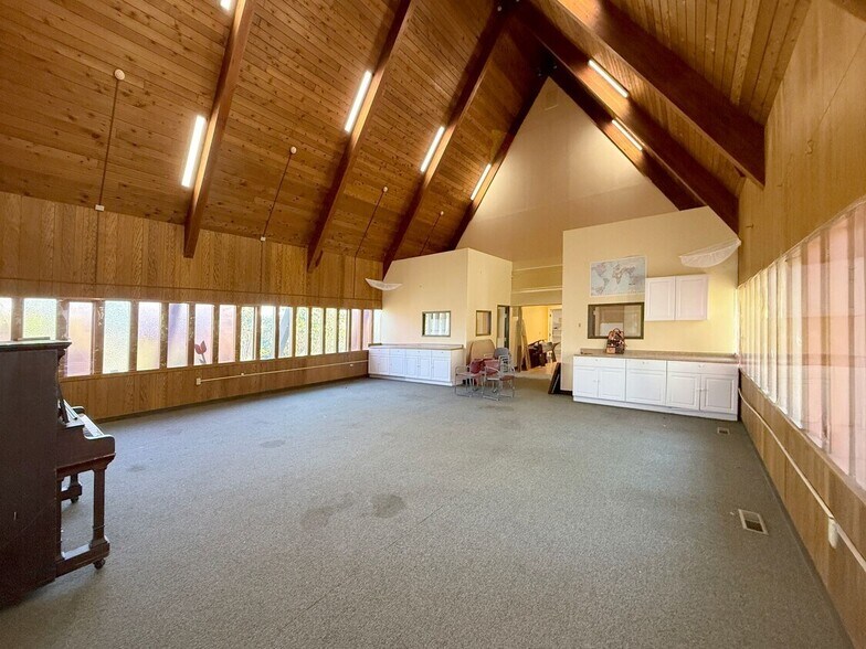 More Photos Of 2600 SE 170th Ave, Portland Office For Sale