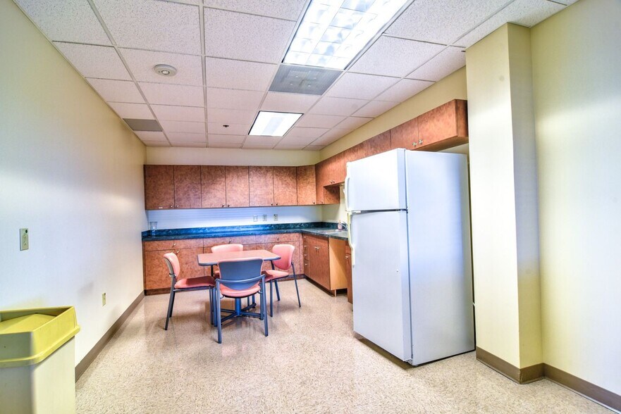 More Photos Of 1150 Cleveland St, Clearwater Office For Lease