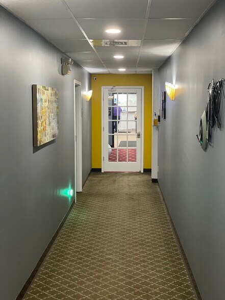 More Photos Of 1300 Cummins Rd, Des Moines General Retail For Lease