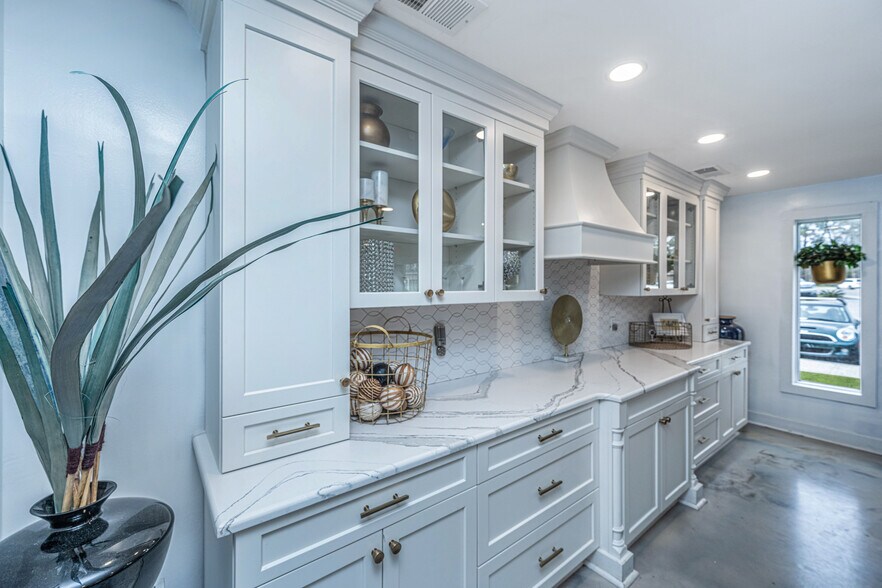 More Photos Of 622 Old Trolley Rd, Summerville Storefront For Sale