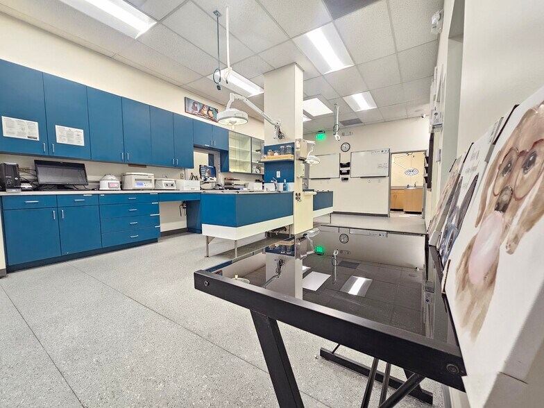 More Photos Of 18224 Parthenia St, Northridge Veterinarian Kennel For Lease