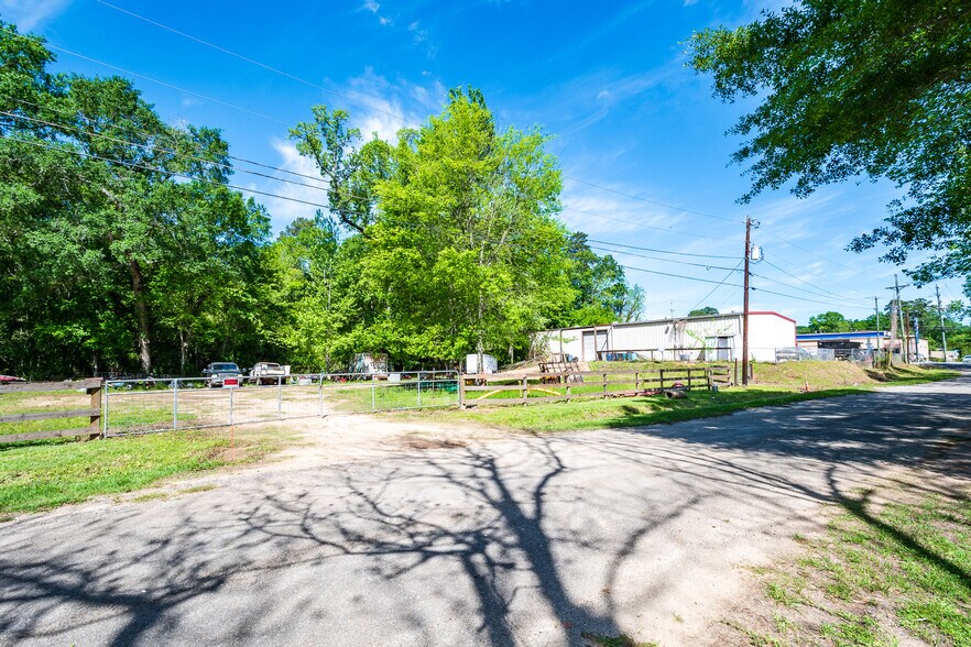 More Photos Of 910 E Church St, Livingston Service For Sale