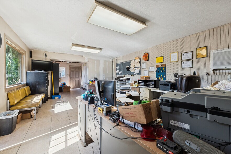 More Photos Of 1304 W 19th St, Panama City Auto Repair For Sale