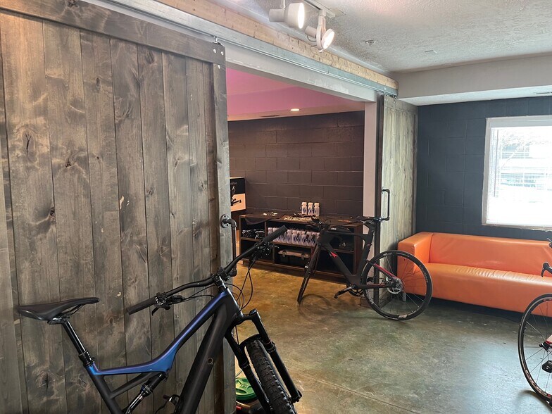 More Photos Of 461-489 W Parkland Dr, Sandy Warehouse For Lease