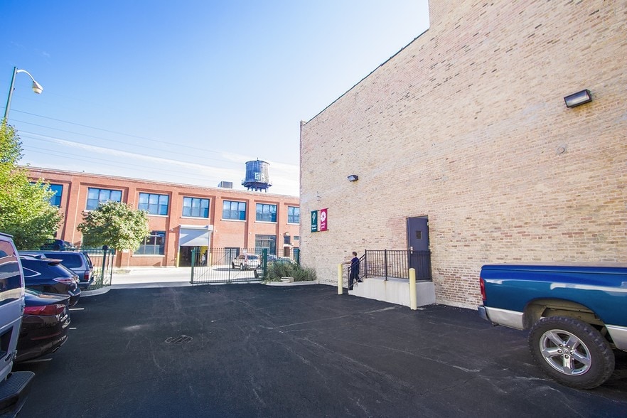 More Photos Of 1621 W Carroll Ave, Chicago Manufacturing For Lease