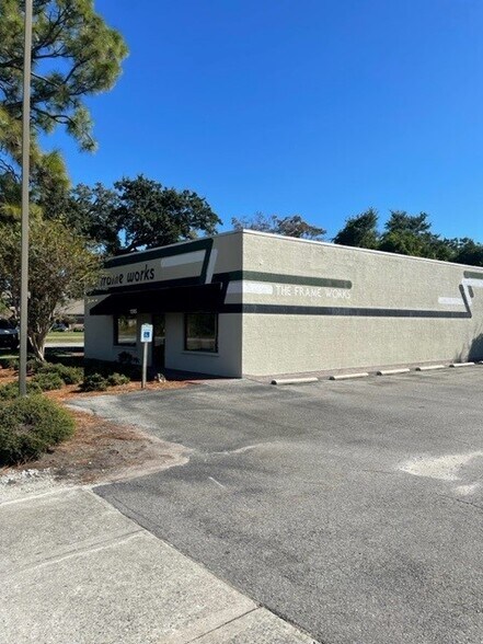 More Photos Of 1305 Floral Pky, Wilmington Freestanding For Lease