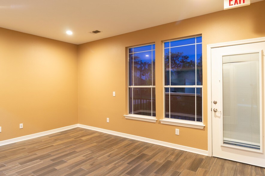 More Photos Of 811 Bradford Ave, Kemah Office For Lease