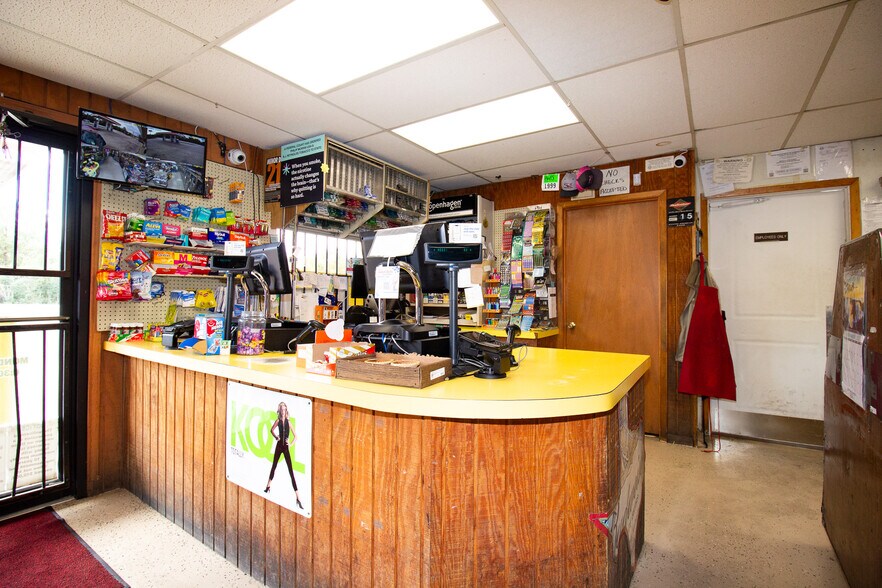 More Photos Of 47506 US-290 BUS, Hempstead Convenience Store For Sale