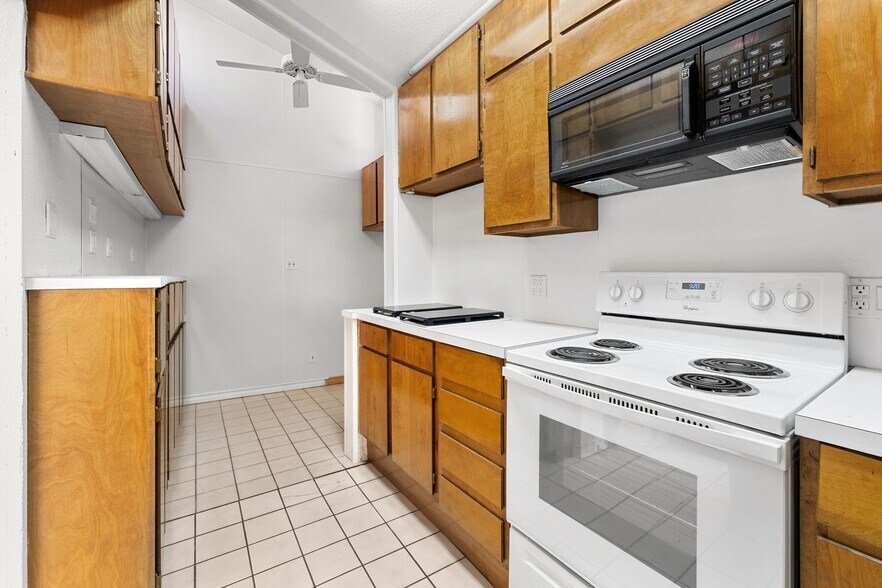 More Photos Of 121 Scott St, San Marcos Office Residential For Sale