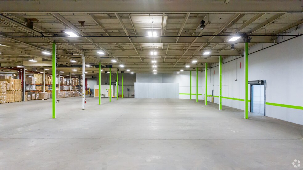 More Photos Of 7080 N Mccormick Blvd, Lincolnwood Warehouse For Lease