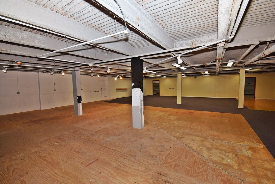 More Photos Of 300 Willis Ave, Mineola Storefront Retail Office For Lease