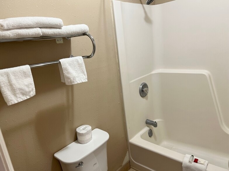 More Photos Of 1103 E B St, McCook Hotel For Sale